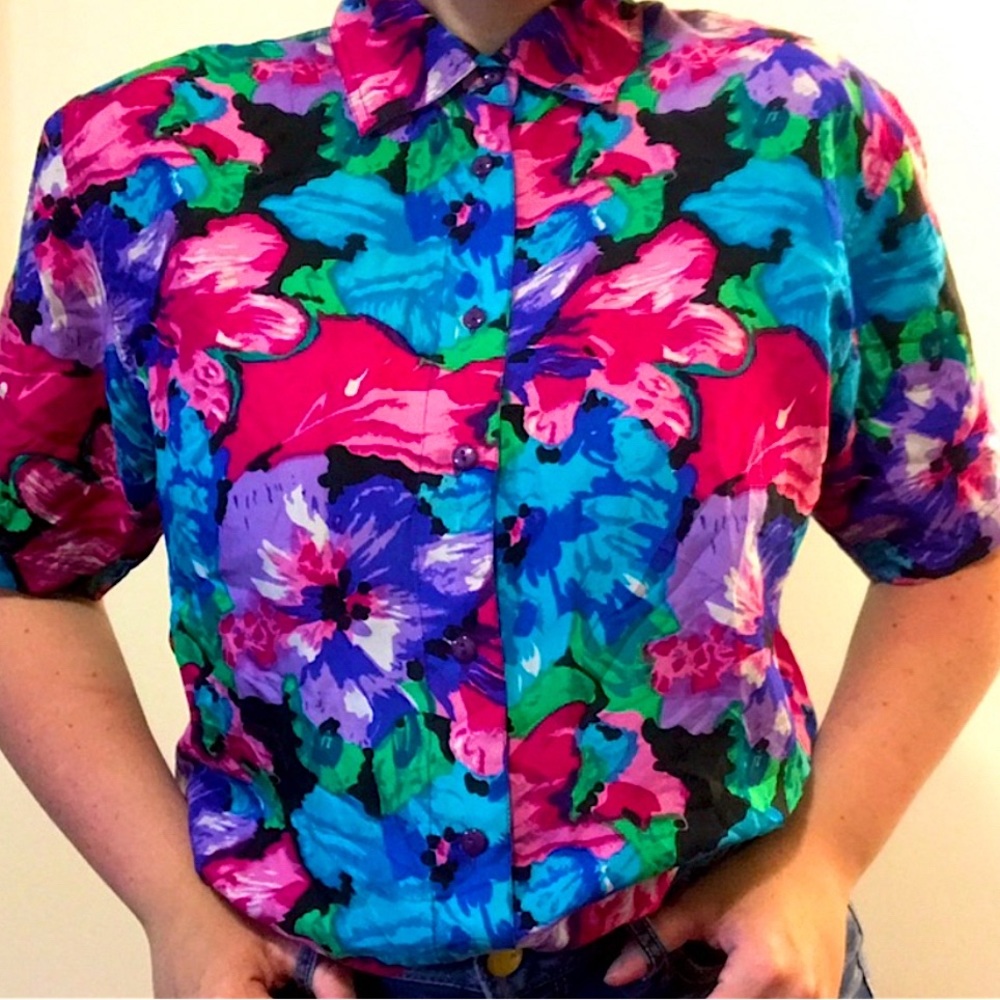 Beautiful multi coloured Vintage short sleeve 100% silk blouse